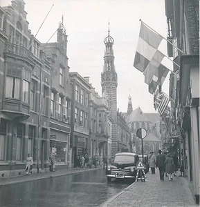 ALKMAAR c. 1950 - Autos Rue Drapeaux Commerces Église Pays-Bas - Div 10582 - Picture 1 of 1