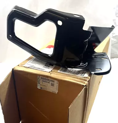 Genuine OEM GM Chevrolet Avalanche 1500 Bumper Assembly 2003-2006 88944140 - Image 1 of 4