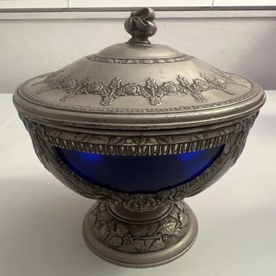 Plato de caramelo con tapa de pedestal rosa uvas de vidrio azul peltre vintage marca Y de fabricante de Japón Foto 1 de 4