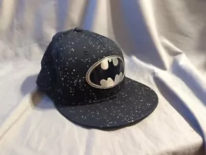 DC Batman Snapback Logotipo de Metal Sombrero/Gorra, Negro/Blanco Cielo Estrellado OSFA - USADO - Imagen 1 de 11