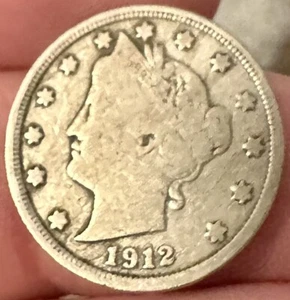 Liberty V Nickel 1912 elección en estado bastante bueno E299 5 centavos completo ligeramente usado - Imagen 1 de 2