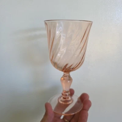 Copa de vino blanca Luminarc (Francia) 'Rosaline Pink' 6 3/8" Foto 1 de 4