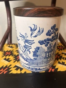Vintage Blue Willow Print Tin Can Canister Blue And White Metal Wood Grain Lid - Picture 1 of 12