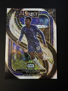 2024-25 Panini Select FIFA TYRIQUE GEORGE RC White Sparkle Prizm SSP Mezzanine - Foto 1 di 2