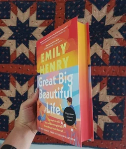 Tolles großes schönes Leben von Emily Henry - besprühte Kanten - Bild 1 von 5