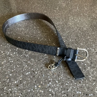 Cinturón Michael Kors Cuero Negro con Hebilla Plateada y Dije MK Firma Talla M Foto 1 de 4