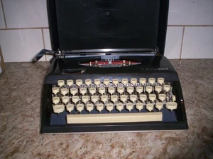 Vintage 1970 Adler Tippa S deutsche tragbare Handschreibmaschine schwarz, funktioniert - Bild 1 von 7