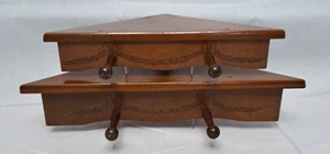 Paar Vintage Mid-Century-Modern Eckzapfen Regale geschnitzte Pyrographie Schleifen - Bild 1 von 21