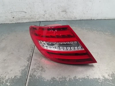 Luz trasera izquierda Mercedes Benz AMG C 63 2008 #9566 K2 Foto 1 de 4