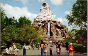 Postal vintage de DISNEYLAND Anaheim CA escena del Cervino del Tomorrowland E-17 sin usar - Imagen 1 de 2