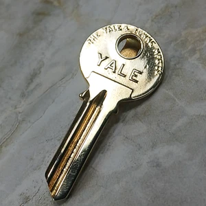 Fermoir à cravate vintage Hickock USA ton or en forme de clé Yale & Towne Mfg Co - Photo 1/8
