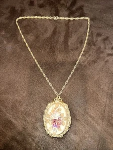 Medallón de perfume sólido vintage Max Factor tono dorado colgante collar camafeo rosa - Imagen 1 de 5