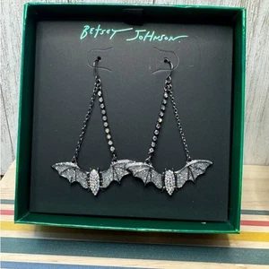 Pendientes colgantes de murciélago Betsey Johnson con pedrería. Nuevo en caja. - Imagen 1 de 3