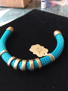 10 mm Kletterseil Armband in Aqua Farbe mit messingfarbenem Verschluss und Charm. - Bild 1 von 3
