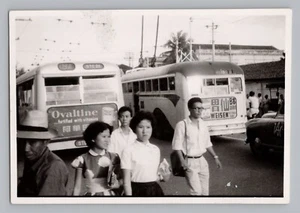 Scena di strada della città coreana con autobus e persone negli anni '50 ?, Fotografia B1 - Foto 1 di 2