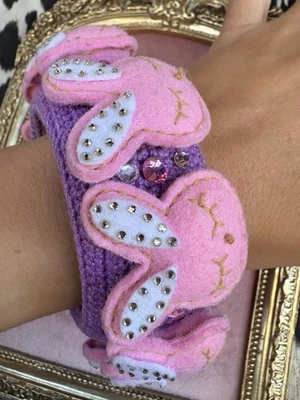 Pulsera Brazalete Swarovski Tarina Tarantino Kyoto Carnaval Fieltro Rosa Conejito Foto 1 de 4