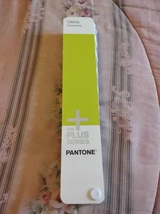 Libro de referencia Pantone Plus Series CMYK sin recubrimiento guía de 4 colores - Imagen 1 de 3