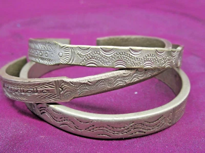 3 pulseras de brazalete grabadas vintage tribales étnicas asiáticas orientales plateadas Foto 1 de 4