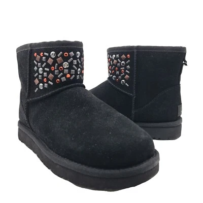UGG Mujer Botas Negro Gamuza Piel Clásico Mini Tachuela II Medallón Talla 6 37 Nuevo Foto 1 de 4