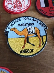 écusson patch brodé Marathon 42 Km Angeot 1ER MARCHE POPULAIRE 1987 Vintage - Foto 1 di 2
