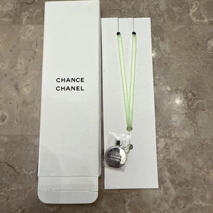 Charm Chanel bouteille chance avec ruban vert - Photo 1 sur 4