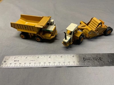 2 juguetes de construcción de metal fundido a presión Ertl Foto 1 de 3