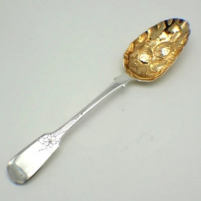 Cuchara de mesa para servir Repousse de plata de ley Londres 1822 John and Henry Lias Foto 1 de 4