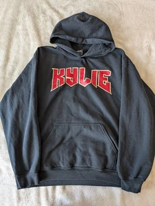 Kylie Jenner Felpa con Cappuccio Grande Nera - Foto 1 di 8