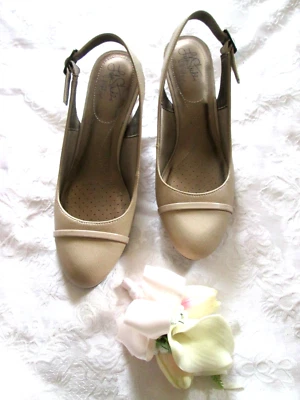LIFESTRIDE SOFT SYSTEM FLEX JUDGE BEIGE /LT TAN SLINGBACK WEDGE HEELS 10M NEW - Image 1 of 4
