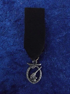 ^ Deutsches Flak Kampfabzeichen Miniatur Orden 57er 15mm - Bild 1 von 1