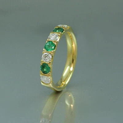 Ring in 750/18k Gelbgold, Brillanten ca. 0,72 ct TW/vs und Smaragdbesatz, Gr. 60 - Bild 1 von 4