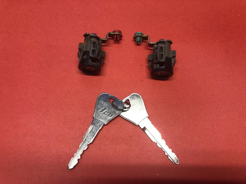 1997-2002 FORD ESCORT DRIVER & PASSENGER DOOR LOCK CYLINDER W 2 KEYS USED OEM!  - Image 1 of 2