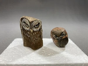 2 einzigartige handbemalte Felsen Eulen Künstler signiert 1" - 2" - Bild 1 von 8