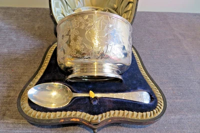 WALKER & HALL STERLING SILVER ENGRAVED BOWL & SPOON SHEFFIELD 1899/1900 214G - Image 1 of 4