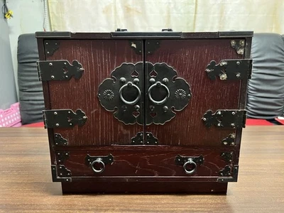 Cajonera antigua japonesa Tansu - Caja de almacenamiento de madera de la era Showa Foto 1 de 4