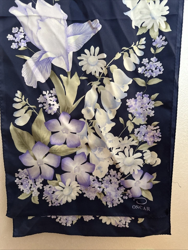 "Bufanda vintage Oscar De La Renta 100 % seda azul marino floral 52x11""" Foto 1 de 4
