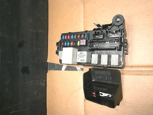 CAJA DE FUSIBLES INTERIOR BAJO TABLERO DAIHATSU CHARADE 2003 - Imagen 1 de 3