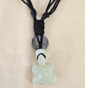 Collana con ciondolo tartaruga di giada con cordino nero regolabile 34" nel punto più lungo - Foto 1 di 5