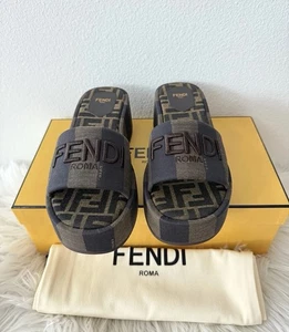 Sandalia Fendi Sunshine Plataforma Plana FF Logo Jacquard Baguette Feel Slide 37 - Imagen 1 de 11