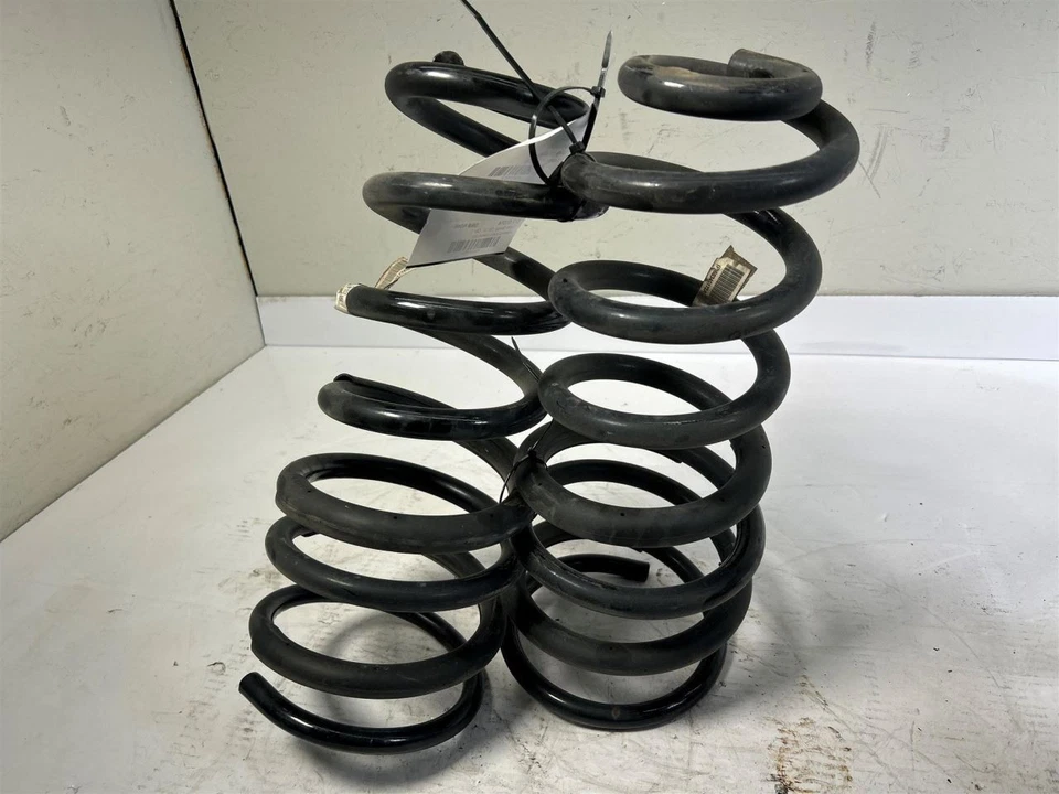 Muelles helicoidales traseros Dodge RAM 2500 2014-2023 usados OEM Foto 1 de 4
