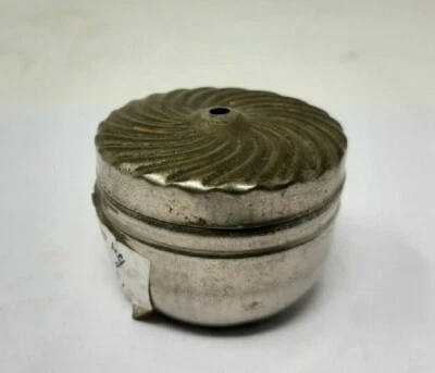 Caja de tabaco de tabaco original vintage tallada en latón forma redonda gente de la India usada Foto 1 de 4