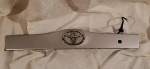 2006 Toyota Prius Garnish Trim Hatch Tailgate Handle Silver 76801-47060 (04-09) - Picture 1 of 3