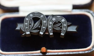 Antiguo zapato de caballo victoriano y broche de vulcanita tallado floral mate - Imagen 1 de 7