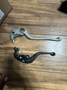 2006-2007 SUZUKI GSXR600/750 (Lot of 2) BRAKE LEVERS 1 OEM 1 AFTERMARKET BLACK - Picture 1 of 5