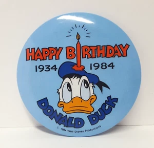 Prendedor de botón de feliz cumpleaños Donald Duck 50 1934 a 1984 Walt Disney redondo 2,5" - Imagen 1 de 10