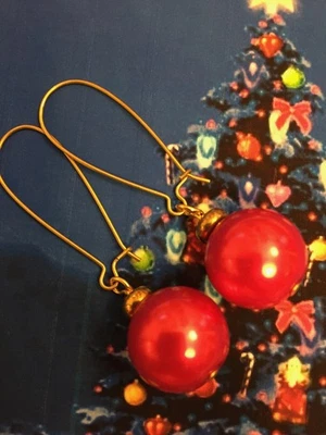 ADORABLES Y ÚNICOS PENDIENTES DE PERLAS DE VIDRIO ROJO CON DETALLES DORADOS ¡¡TAN LINDOS!!! Foto 1 de 2
