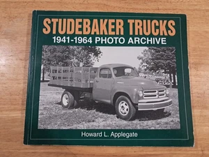 Studebaker Trucks 1941-1964 Photo Archive Howard L. Applegate 1995 Iconografix - Imagen 1 de 8