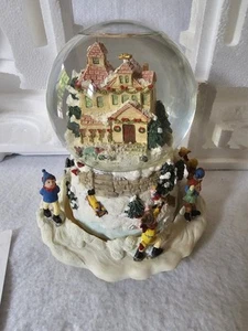 Pfaltzgraff Winterberry Motion Snow Globe Music Box " I'll Be Home For Christmas - Picture 1 of 11