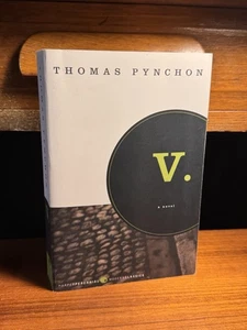 V. by Thomas Pynchon Paperback 2005 Harper Perennial Books Modern Classics - Imagen 1 de 6