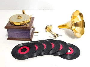 Mini gramófono Victrola 1983 Poynter Products de colección con 6 piezas de discos/reparación - Imagen 1 de 6